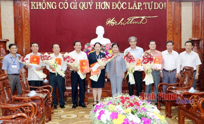 UBND tỉnh trao quyết định nghỉ hưu cho 6 cán bộ