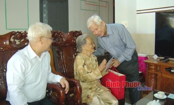 Nguyên Chủ tịch nước Nguyễn Minh Triết thăm, tặng quà Mẹ Việt Nam anh hùng, cán bộ lão thành cách mạng tại thị xã Phước Long