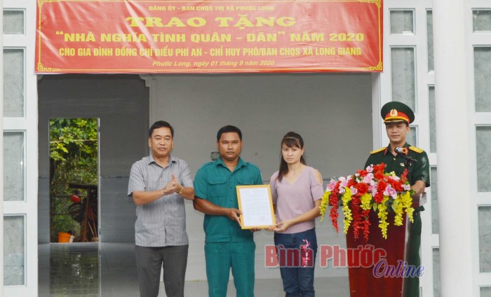 Trao tặng nhà tình nghĩa quân - dân cho hộ đồng bào dân tộc 