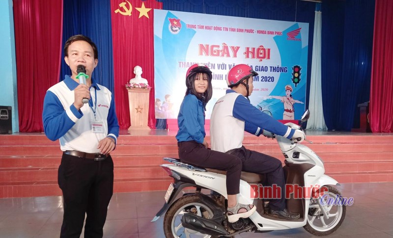 Sôi nổi, bổ ích từ ngày hội thanh niên với giao thông