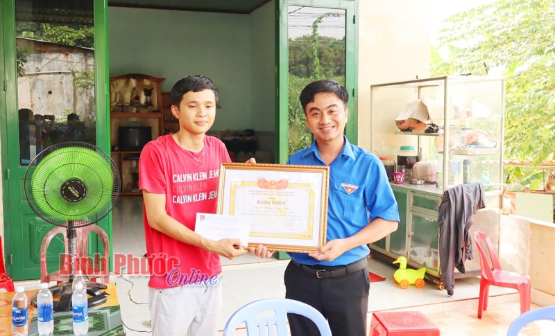 Thanh thiếu ni&ecirc;n B&igrave;nh Phước l&agrave;m nhiều việc tốt