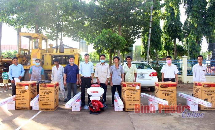 Phú Riềng trao bò giống, nông cụ sản xuất hộ khó khăn