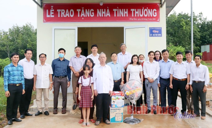 2 anh em mồ côi ở Đồng Xoài được nhận nhà tình thương