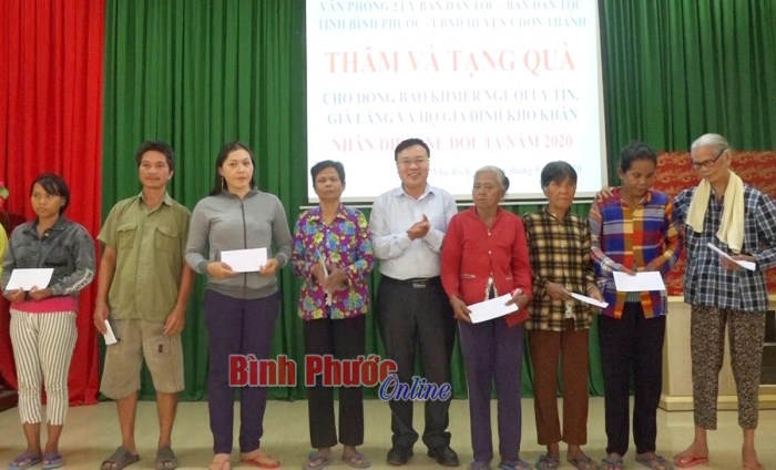 Thăm, tặng quà đồng bào dân tộc Khmer xã Nha Bích dịp lễ Sene Dolta