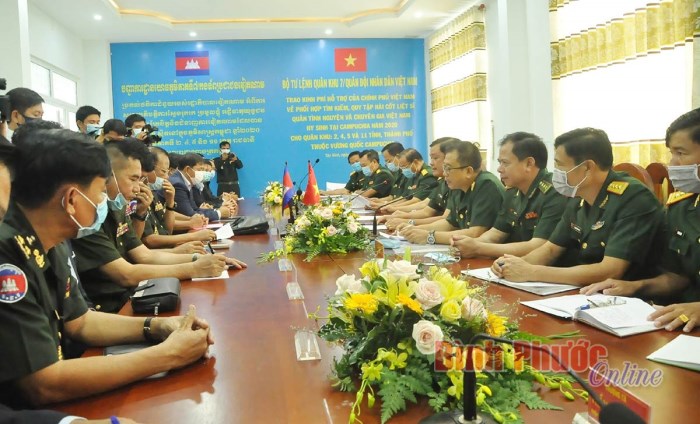 Trao kinh phí hỗ trợ của Chính phủ Việt Nam cho một số quân khu và tỉnh, thành của Campuchia