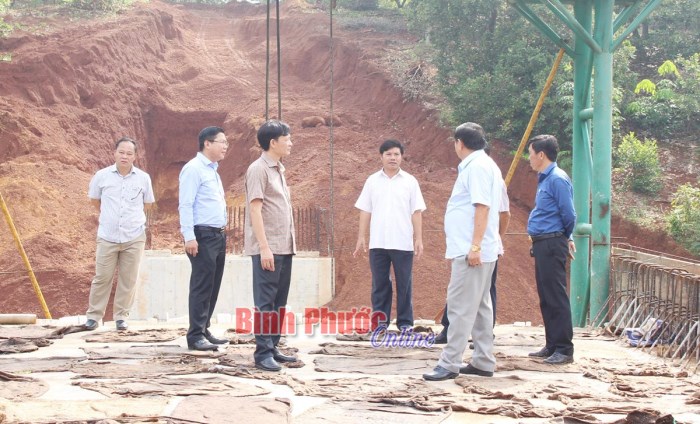 Ph&uacute; Riềng kiểm tra tiến độ đường B&ugrave; Nho đi Phước T&acirc;n