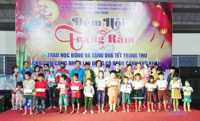 Trao học bổng, tặng quà trung thu tại Khu công nghiệp Chơn Thành