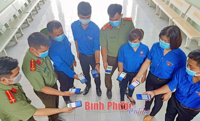 Đoàn viên phát khẩu trang, tờ rơi và hướng dẫn người dân cài đặt Bluezone phòng chống dịch Covid-19