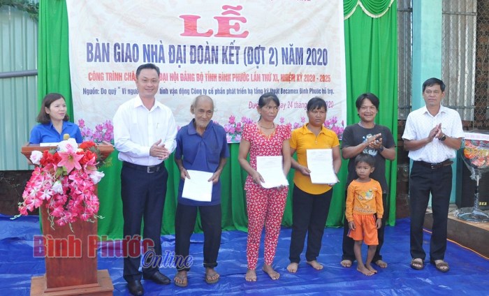 B&ugrave; Đăng: Trao nh&agrave; đại đo&agrave;n kết v&agrave; kh&aacute;nh th&agrave;nh đường giao th&ocirc;ng