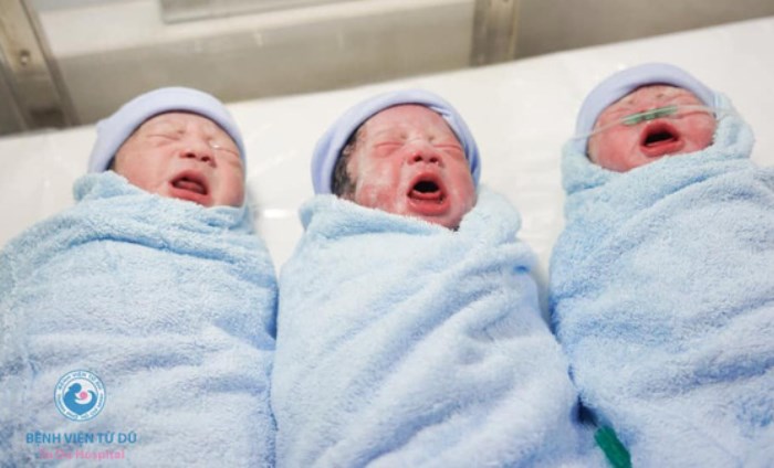 Ca sinh 3 tự nhiên hiếm gặp, hai bé sinh trong bọc điều