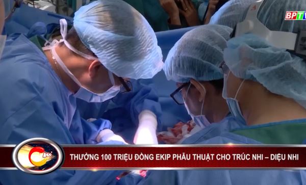 Bản tin 100 độ ngày 24-7: Thưởng 100 triệu cho ê-kip phẫu thuật cặp song sinh dính liền