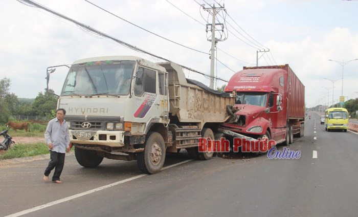 Container tự tông đuôi xe tải 