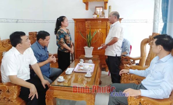 Lãnh đạo tỉnh thăm, tặng quà gia đình chính sách, người có công tại các huyện, thị xã