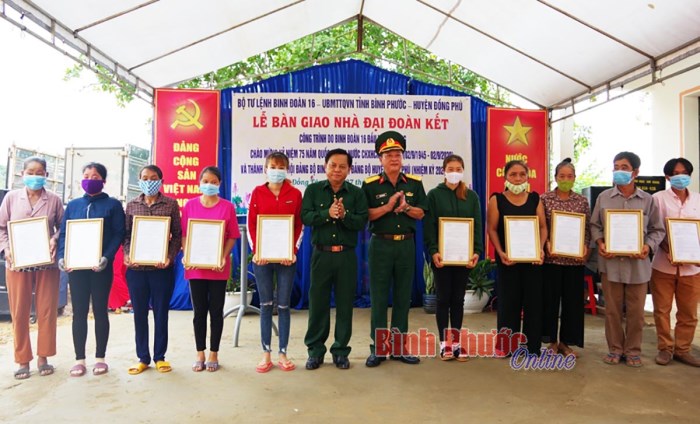 Chung tay vì người nghèo, trao nhà đại đoàn kết