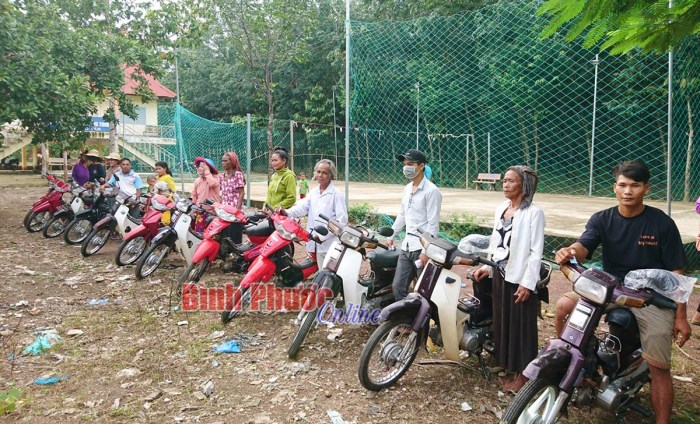 Phú Riềng hỗ trợ 14 xe máy và 46 tivi màu cho các hộ nghèo