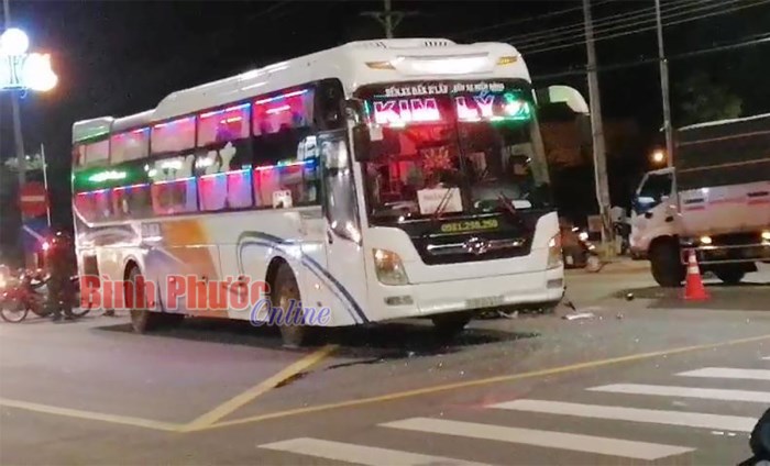 Xe khách giường nằm tông xe mô tô, một người bị thương nặng