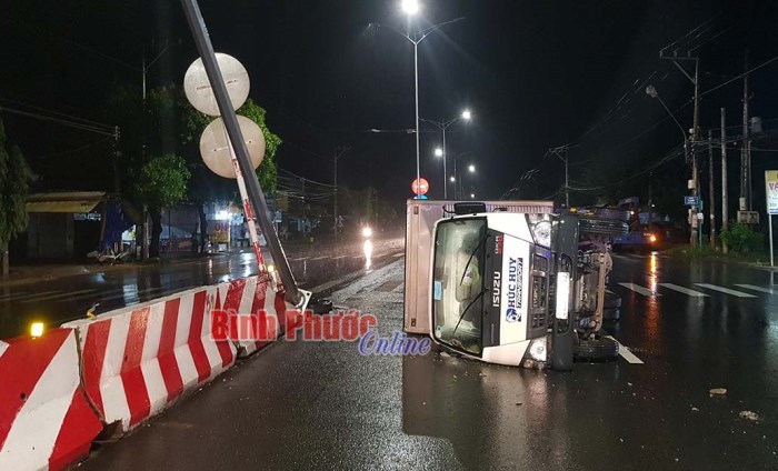 Xe tải h&uacute;c bay trụ điện, lật giữa đường