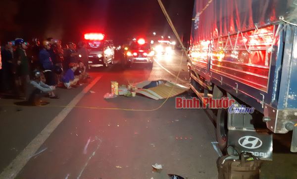 Xe tải h&uacute;c bay xe m&aacute;y, 2 người tử vong