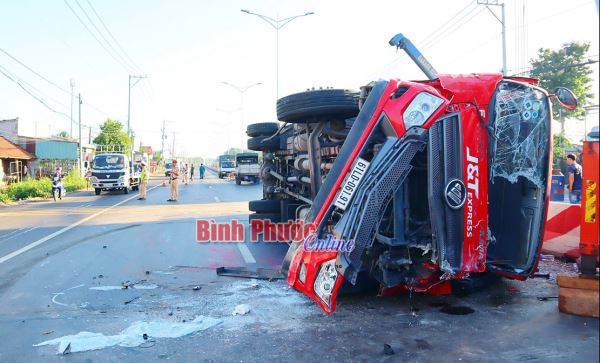 Xe tải lật ngang, t&agrave;i xế may mắn tho&aacute;t chết