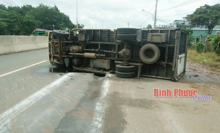 Xe m&aacute;y va chạm xe tải, 2 người nguy kịch