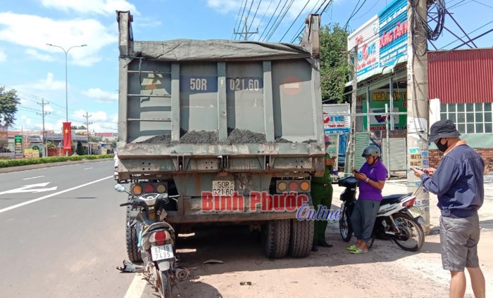 Mô tô tông đuôi xe đầu kéo, một người bị thương nặng