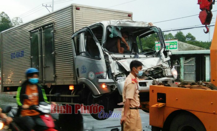 Xe tải tông container, 3 người bị thương