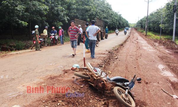 Va chạm với xe máy cày, 1 người tử vong