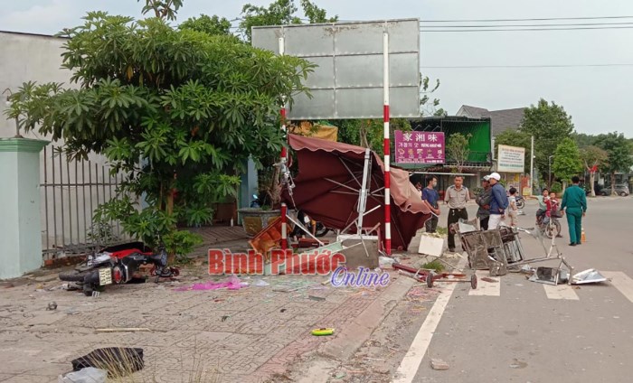 Xe mô tô tông nát xe bán nước mía bên đường, 2 người bị thương nặng