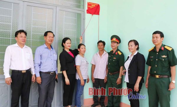 Bù Đốp khánh thành bàn giao 10 nhà liền kề chốt dân quân biên giới Thanh Hòa 