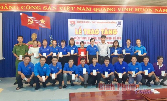 Tặng điện thoại di động hỗ trợ khai báo thủ tục hành chính và tuyên truyền phòng chống dịch Covid-19
