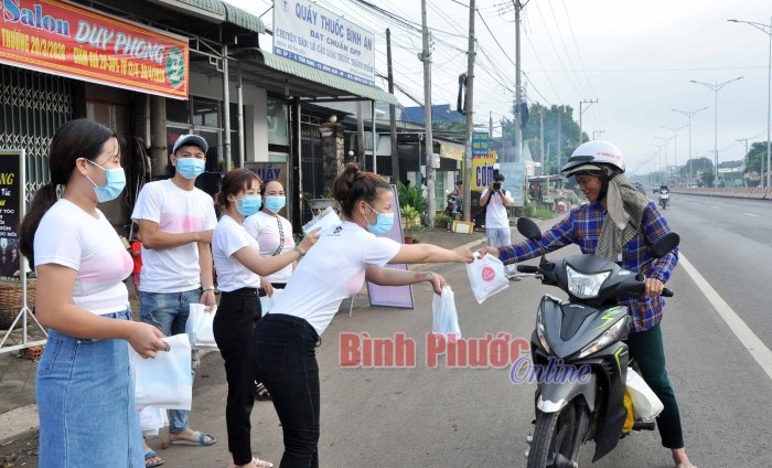 Tặng hàng ngàn khẩu trang miễn phí cho công nhân KCN Bắc Đồng Phú và người đi đường