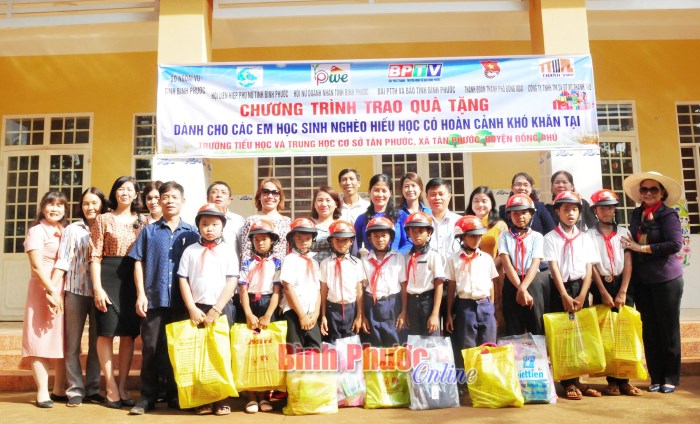 Tặng quà cho học sinh nghèo hiếu học có hoàn cảnh khó khăn