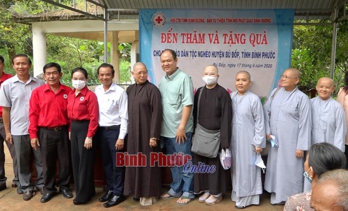 Đồng bào DTTS nghèo ở Bù Đốp được tặng 400 phần quà