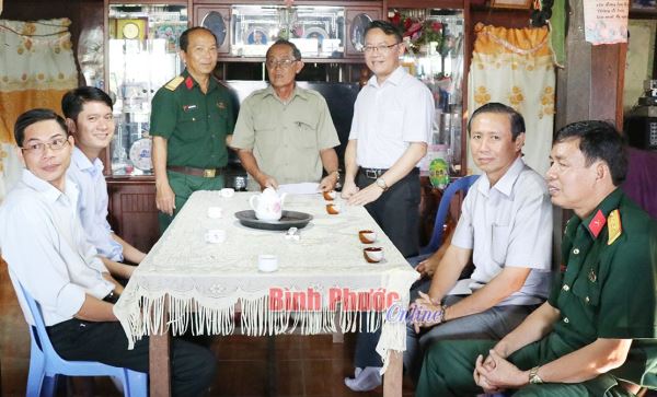 Chơn Thành, Bù Đốp thăm, tặng quà gia đình chính sách tiêu biểu