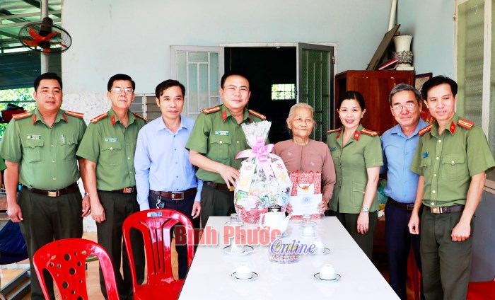 Công an Bình Phước thăm, tặng quà Mẹ Việt Nam anh hùng 
