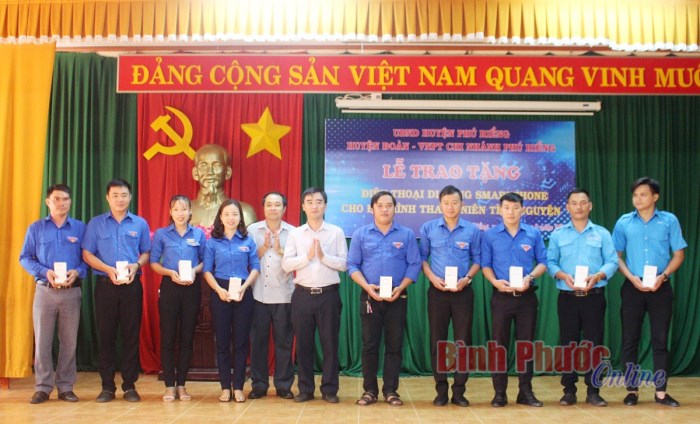 Trao điện thoại thông minh cho thanh niên tình nguyện góp phần xây dựng chính quyền điện tử