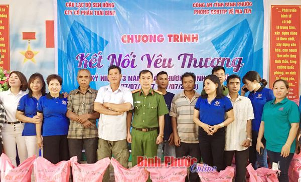 Tặng 1,5 tấn gạo cho hộ nghèo, cận nghèo xã Thống Nhất