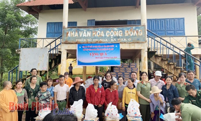 Tặng quà hộ nghèo tại Bù Gia Mập