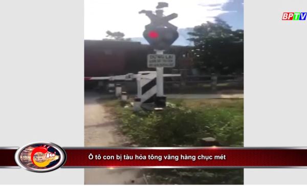 Bản tin 100 độ ngày 26-7: Cố vượt rào, ô tô con bị tàu hỏa tông văng hàng chục mét