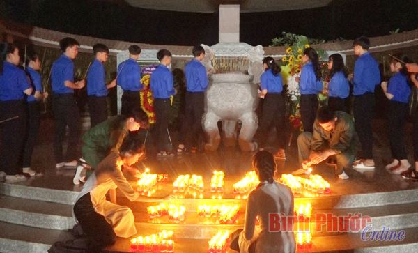 Thắp nến tri ân các anh hùng liệt sĩ