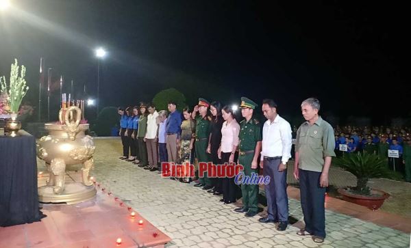 Hơn 500 đoàn viên thanh niên thắp nến tri ân các anh hùng liệt sĩ