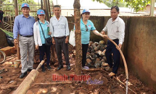 Tặng giếng khoan cho đồng bào dân tộc thiểu số sóc Bù Ra Bích