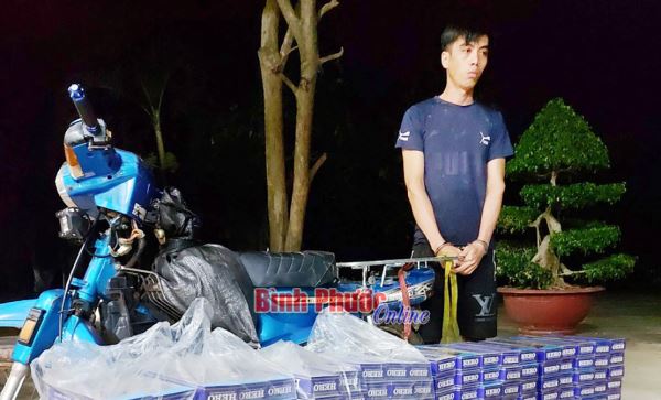 Bắt gần 2.500 bao thuốc l&aacute; ngoại nhập lậu