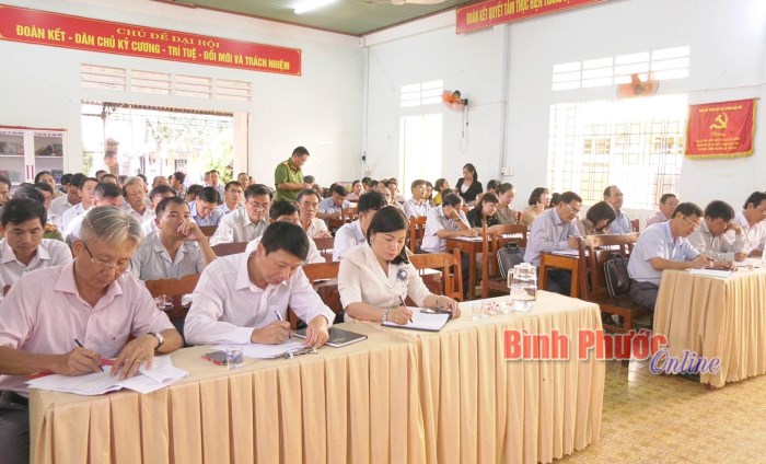 Đại biểu Quốc hội tiếp x&uacute;c cử tri thị x&atilde; Phước Long