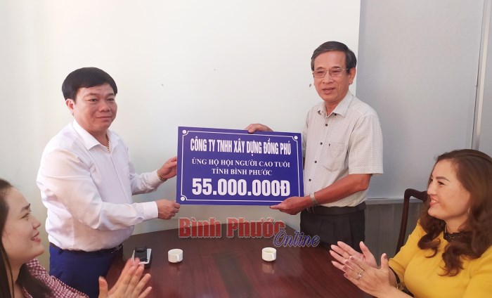 Hội Người cao tuổi tỉnh tiếp nhận 100 phần quà tặng hội viên có hoàn cảnh khó khăn