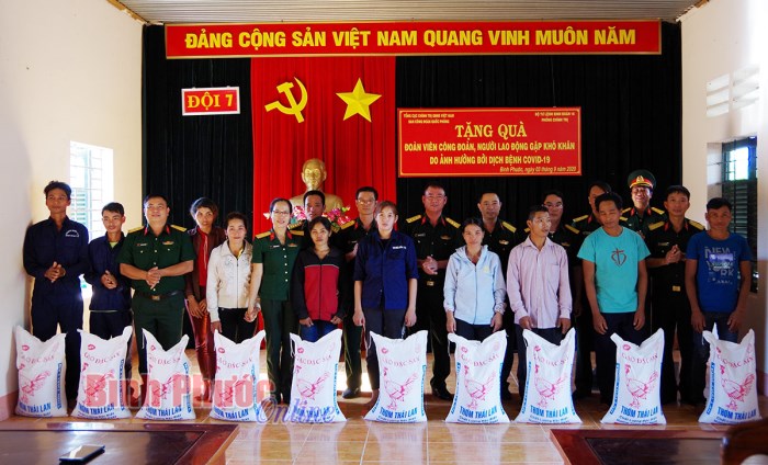 Binh đoàn 16 hỗ trợ 427 suất quà cho công đoàn viên trong đại dịch Covid-19