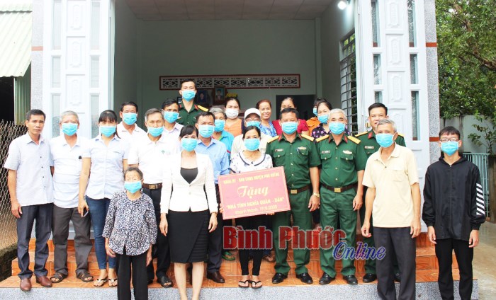 Phú Riềng trao tặng nhà “nghĩa tình quân - dân” cho hộ nghèo