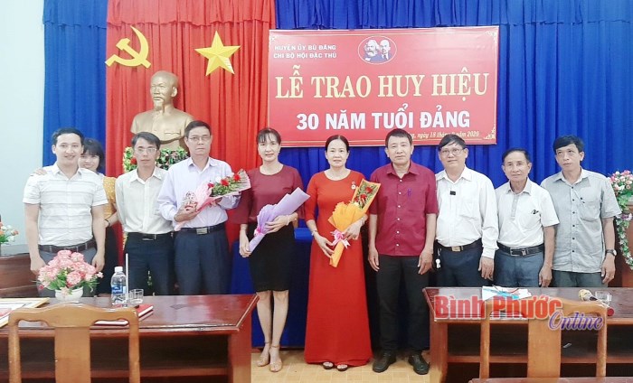 Trao Huy hiệu 30 năm tuổi Đảng cho Chủ tịch Hội Người cao tuổi huyện Bù Đăng