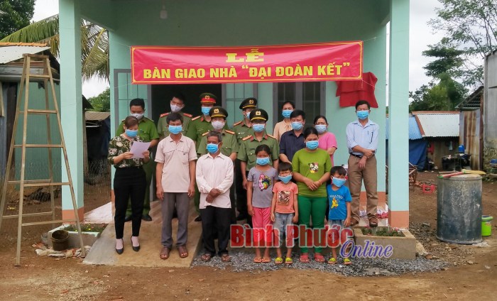 Công an huyện Bù Đốp bàn giao nhà đại đoàn kết cho hộ nghèo
