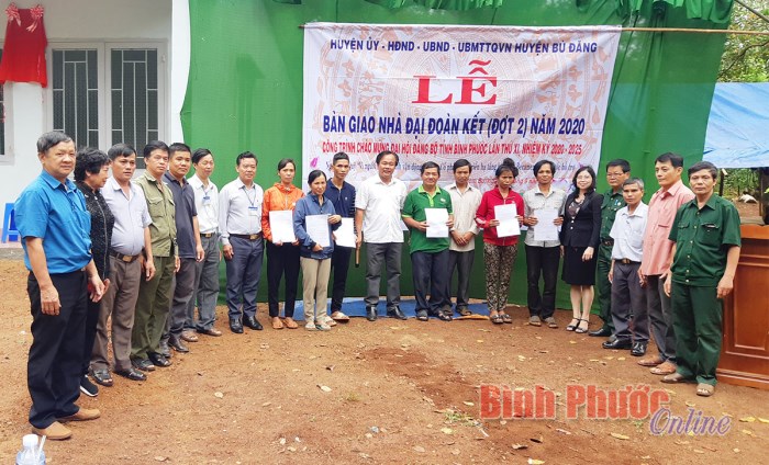 Trao nhà đại đoàn kết cho đồng bào dân tộc thiểu số tại Bom Bo